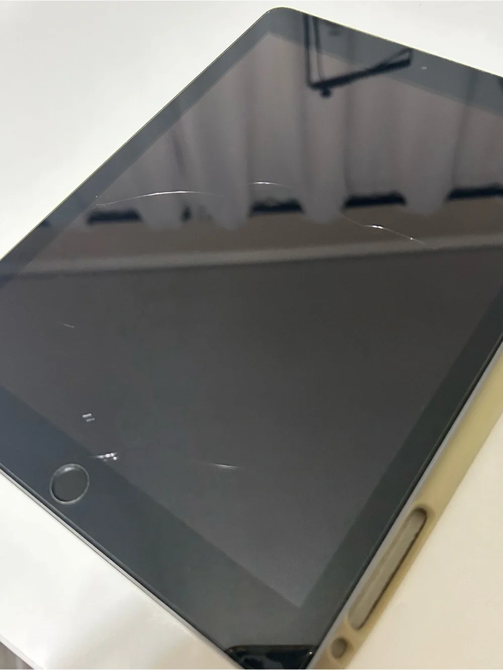 Apple iPad 6th Gen 32GB Wi-Fi - Space Gray - Cracked Screen & Battery Issue?